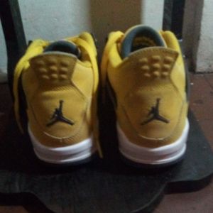 Air Jordan 4 retro  lightning yellow size 6.5y